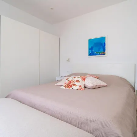 1 Bedroom Cozy In דירה *