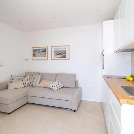 Beautiful In With Jacuzzi Apartment